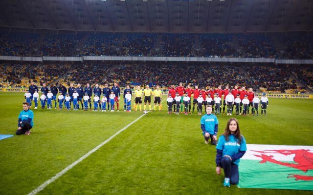Маленькі спортсмени з інвалідністю вивели футболістів збірних на поле