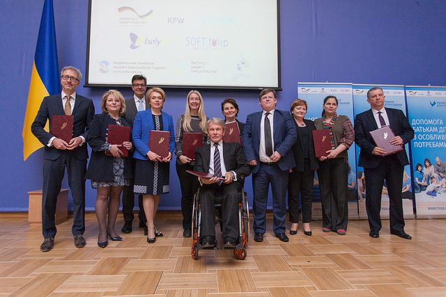 Запровадження системи раннього втручання може допомогти до 250 000 українських дітей з ризиком або затримками розвитку