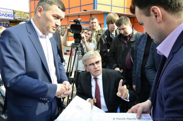 Кияни на візках показали, що станція метро «Лівобережна» для них недоступна